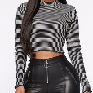Black and white stripe long sleeve crop top